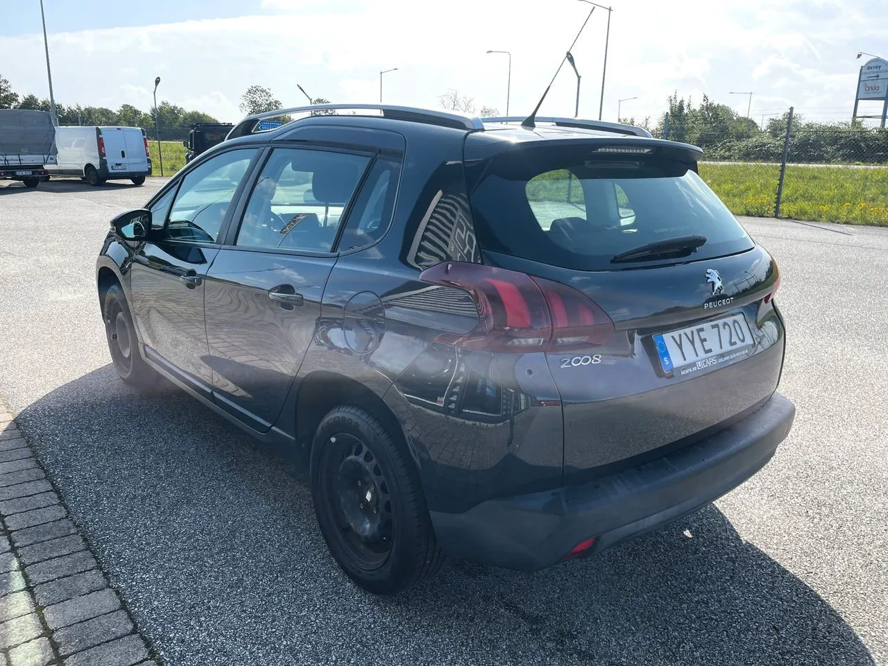 Vehicle image 4