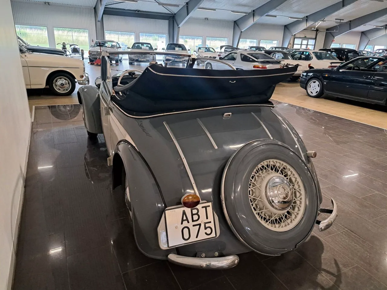 Vehicle image 10