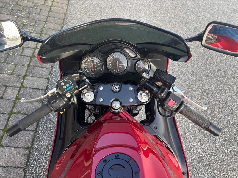 Suzuki RF900R bild 7
