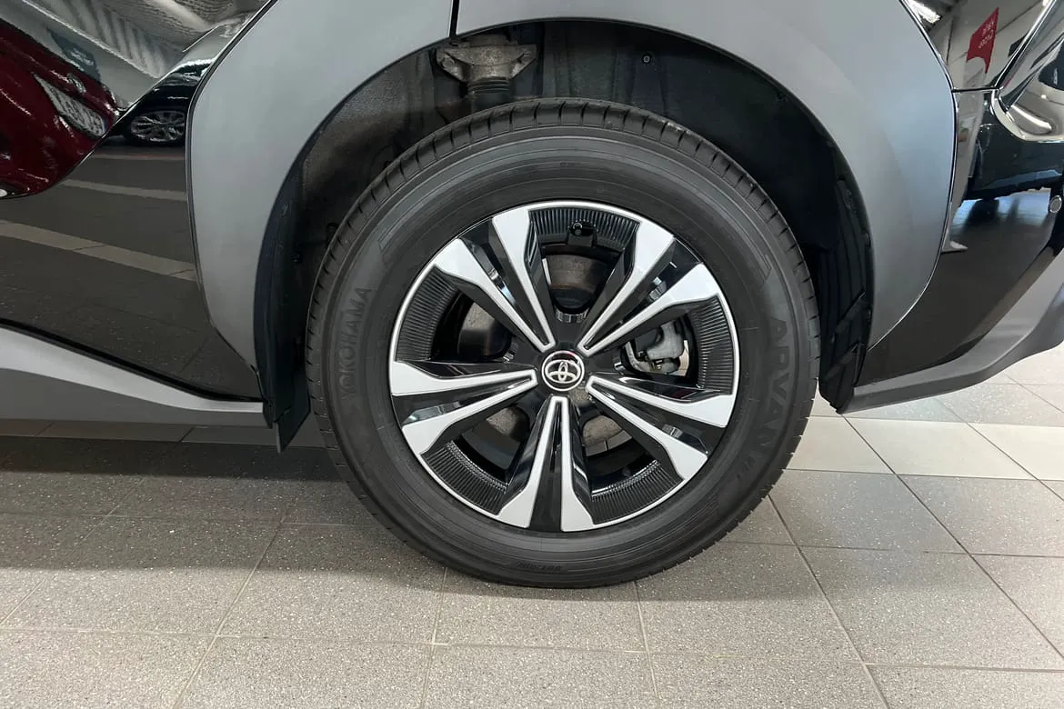 Vehicle image 14
