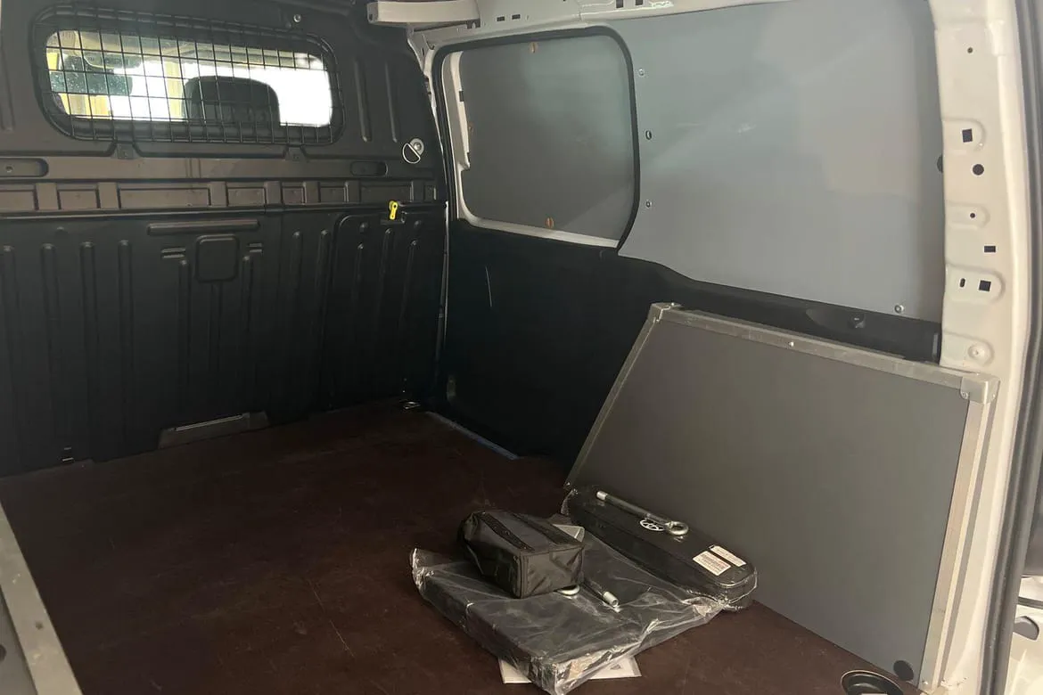 Vehicle image 10