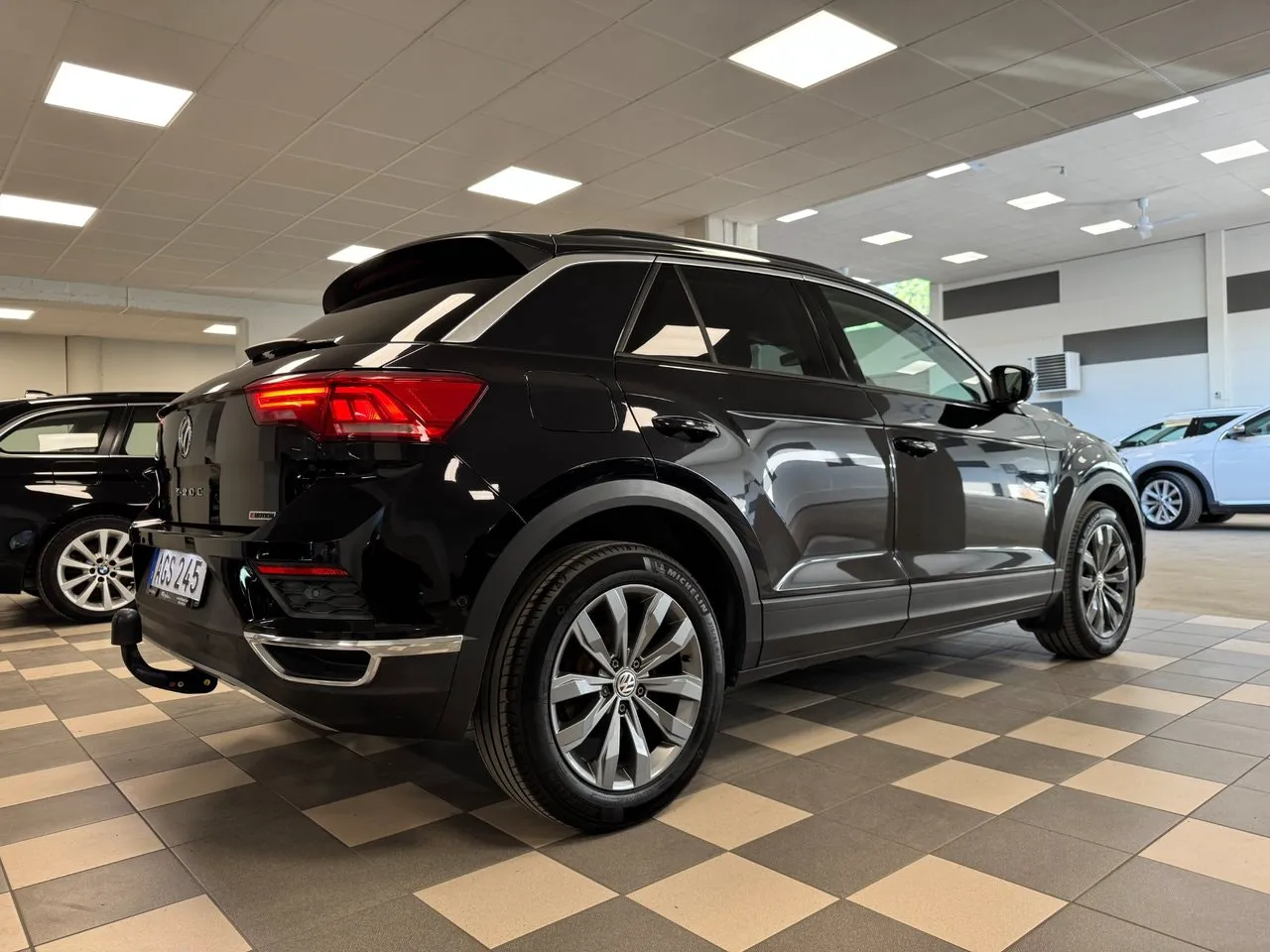 Vehicle image 4