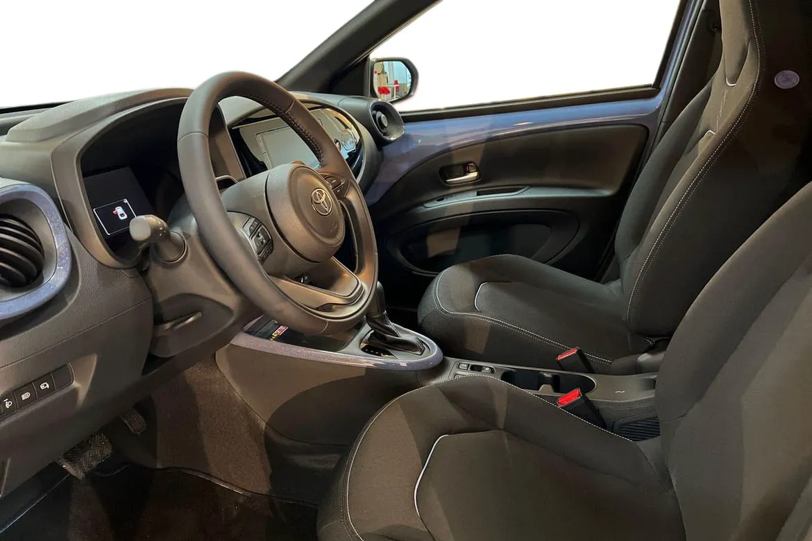 Vehicle image 10