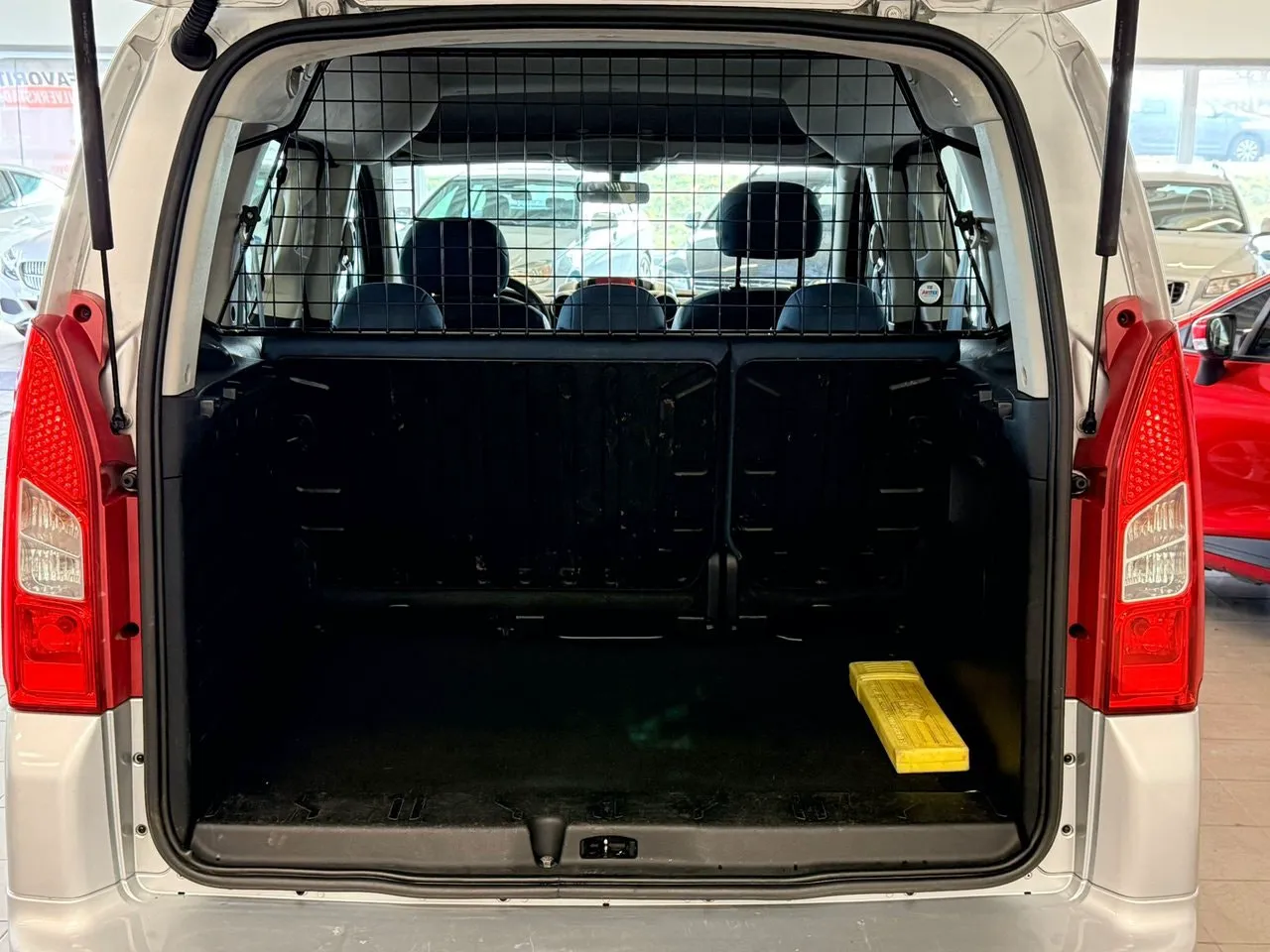 Vehicle image 10