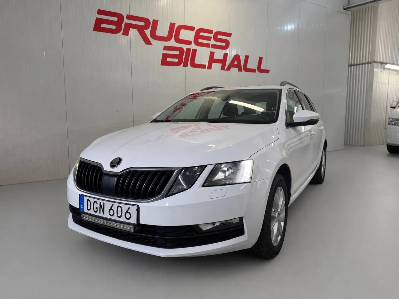 Vehicle image 6