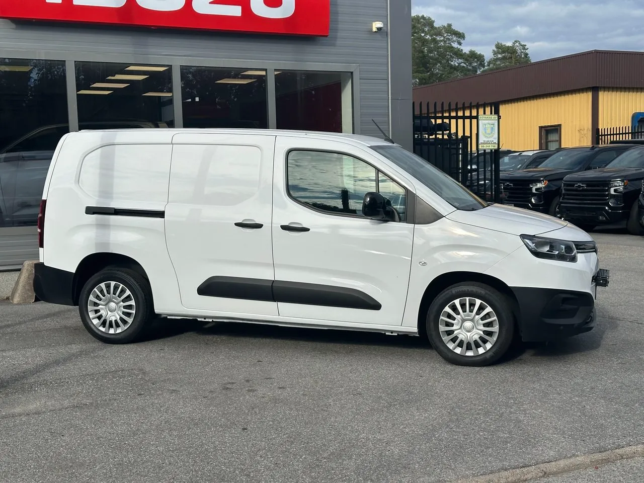 Vehicle image 4