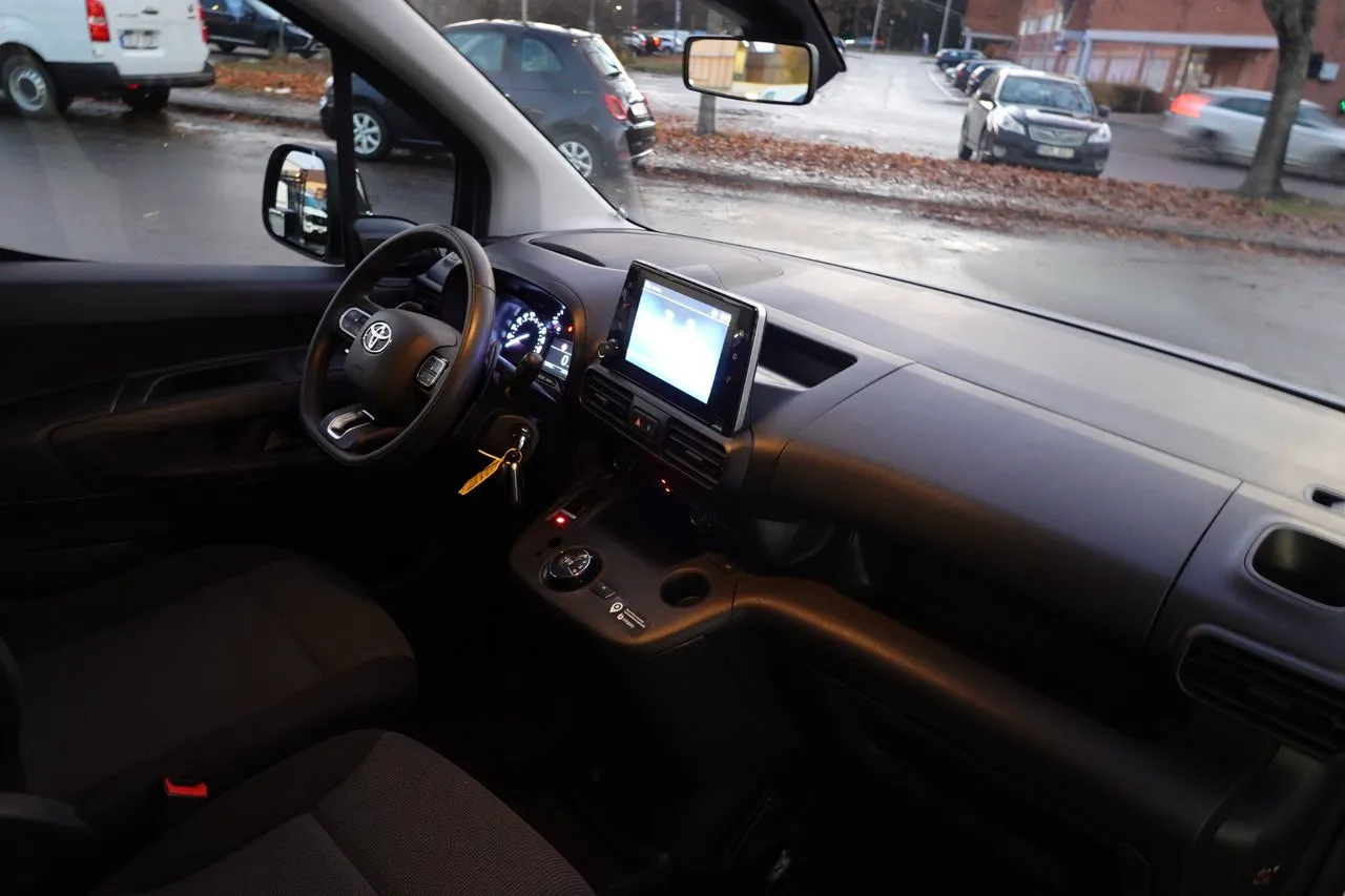 Vehicle image 14