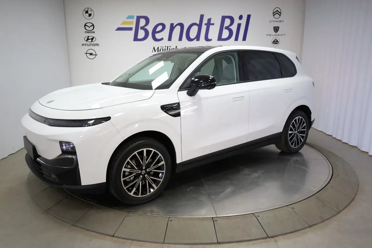 Vehicle image 3