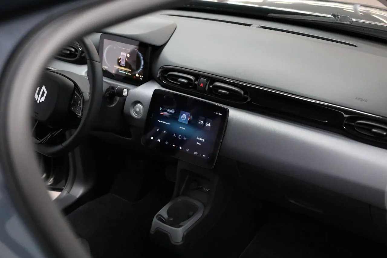 Vehicle image 16