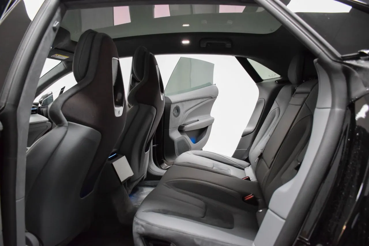 Vehicle image 21