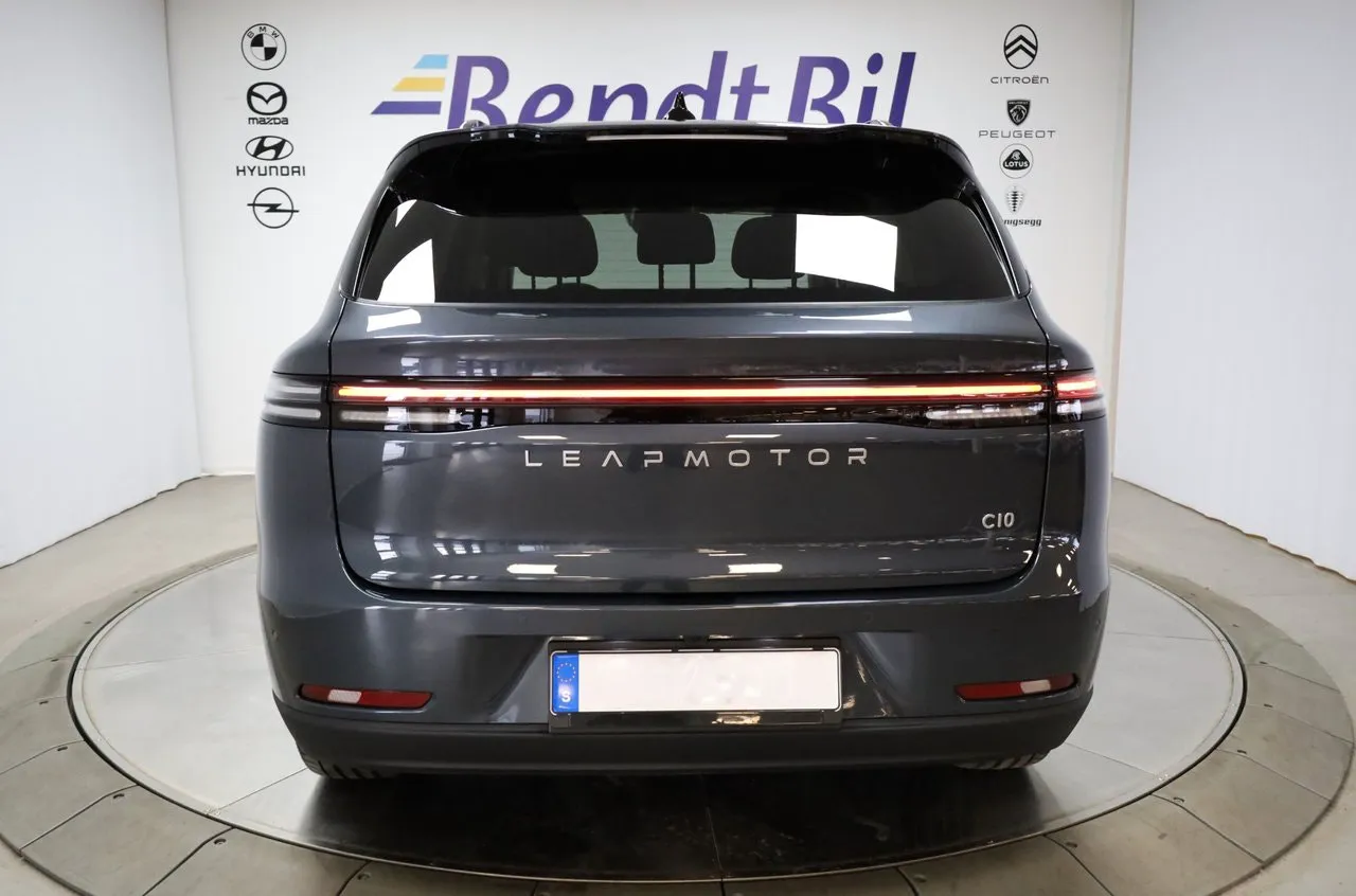 Vehicle image 6