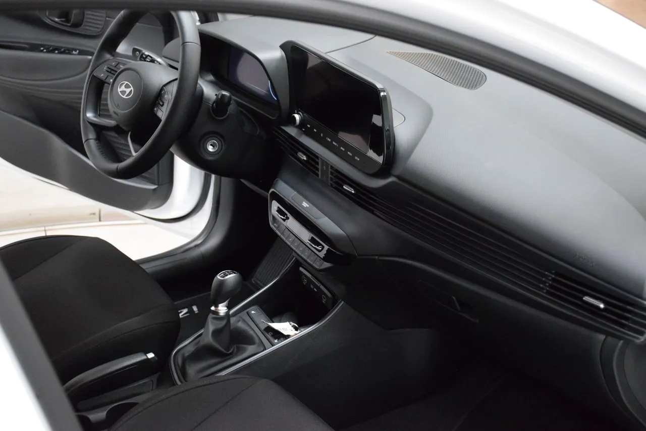Vehicle image 15