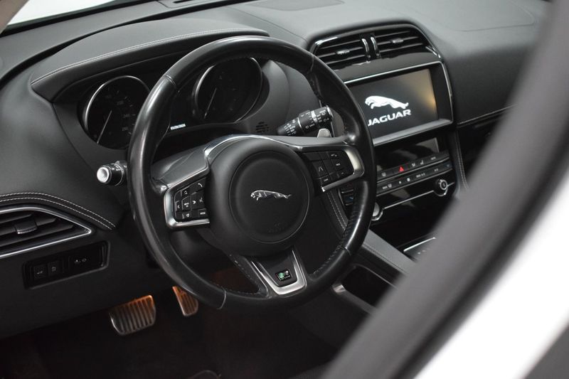Jaguar F-Pace bild 14
