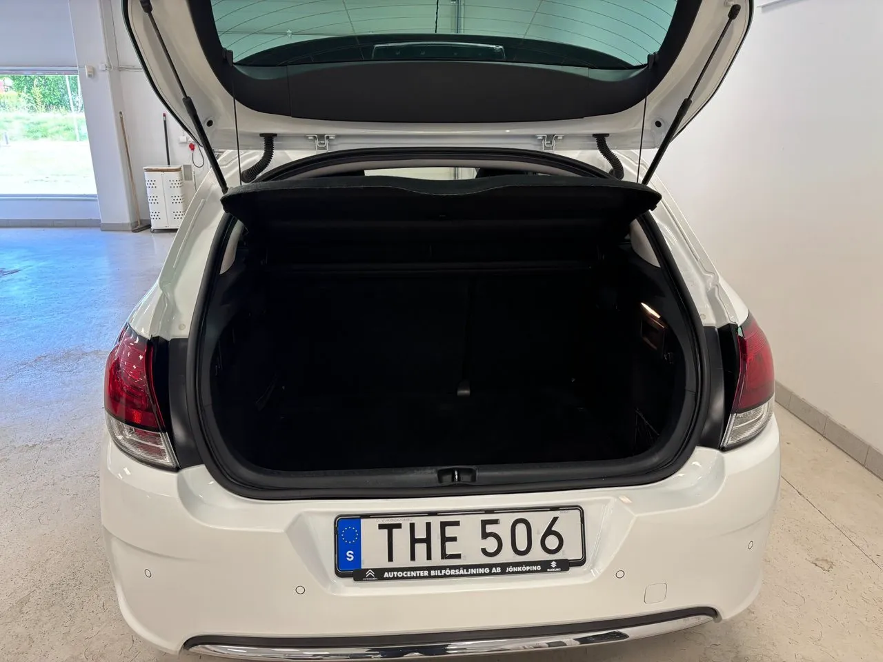 Vehicle image 7