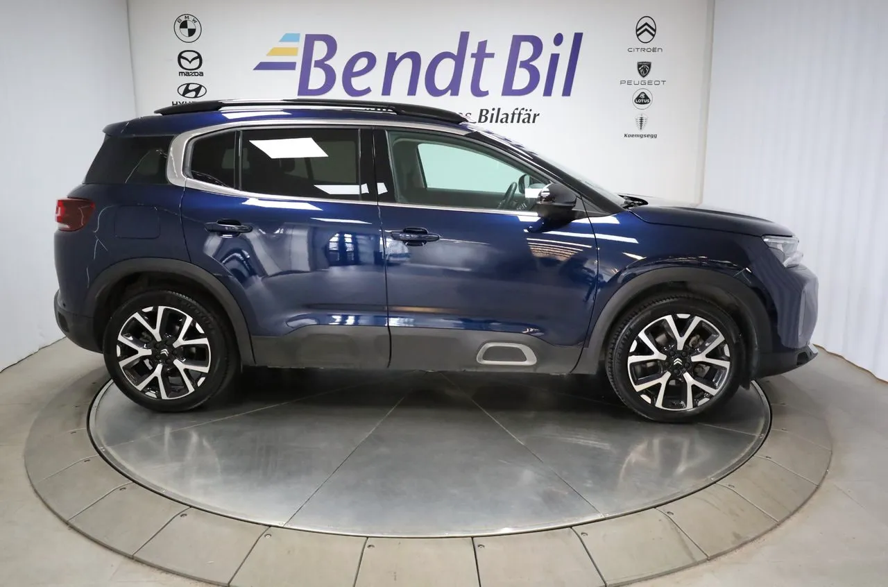 Vehicle image 17