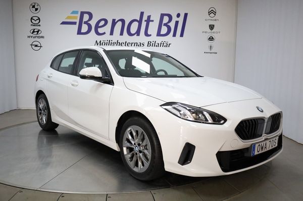 BMW 120 i Automat / Nav. / Rattvärme / Backkamera - 2025