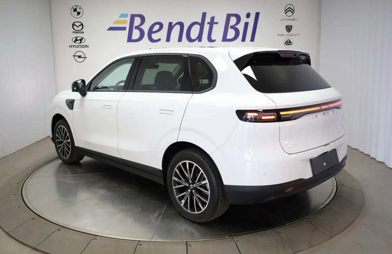 Vehicle image 6