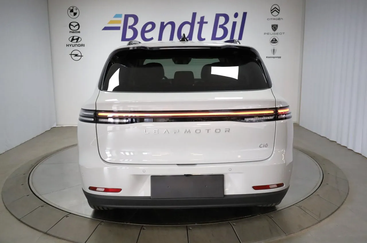 Vehicle image 7