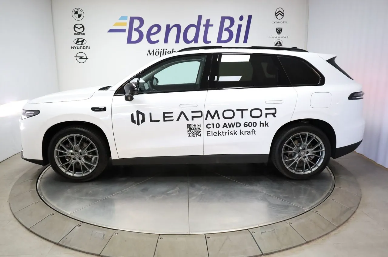 Vehicle image 6