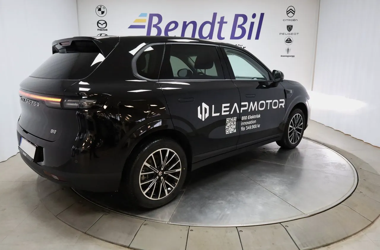 Vehicle image 9