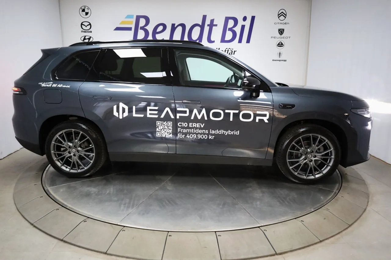 Vehicle image 16