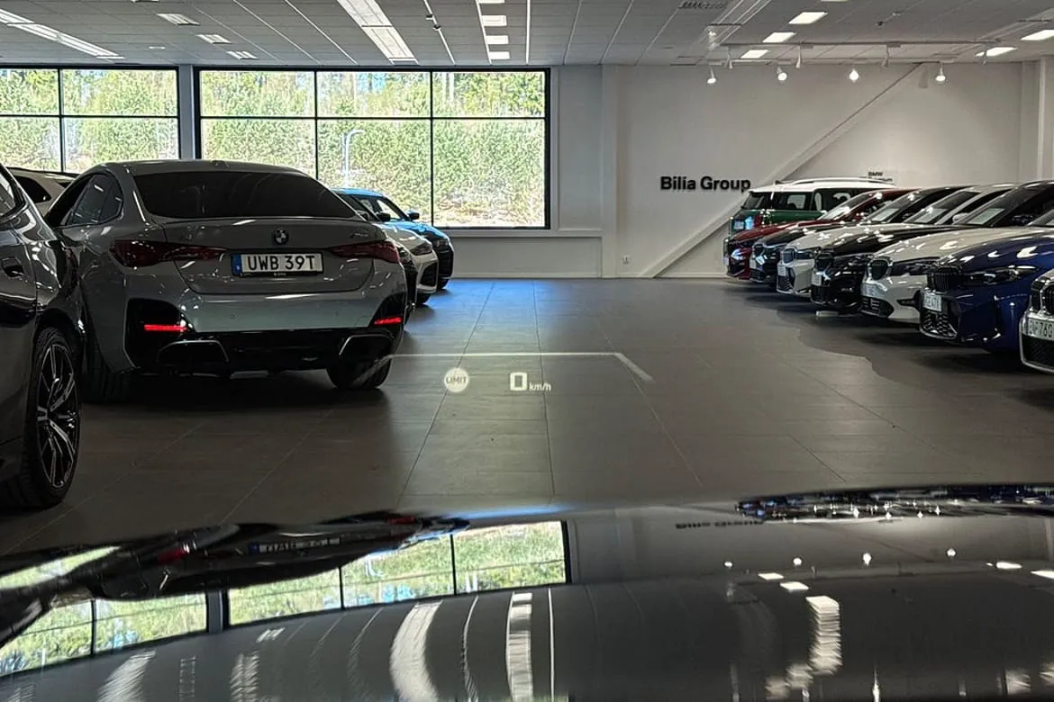 Vehicle image 15