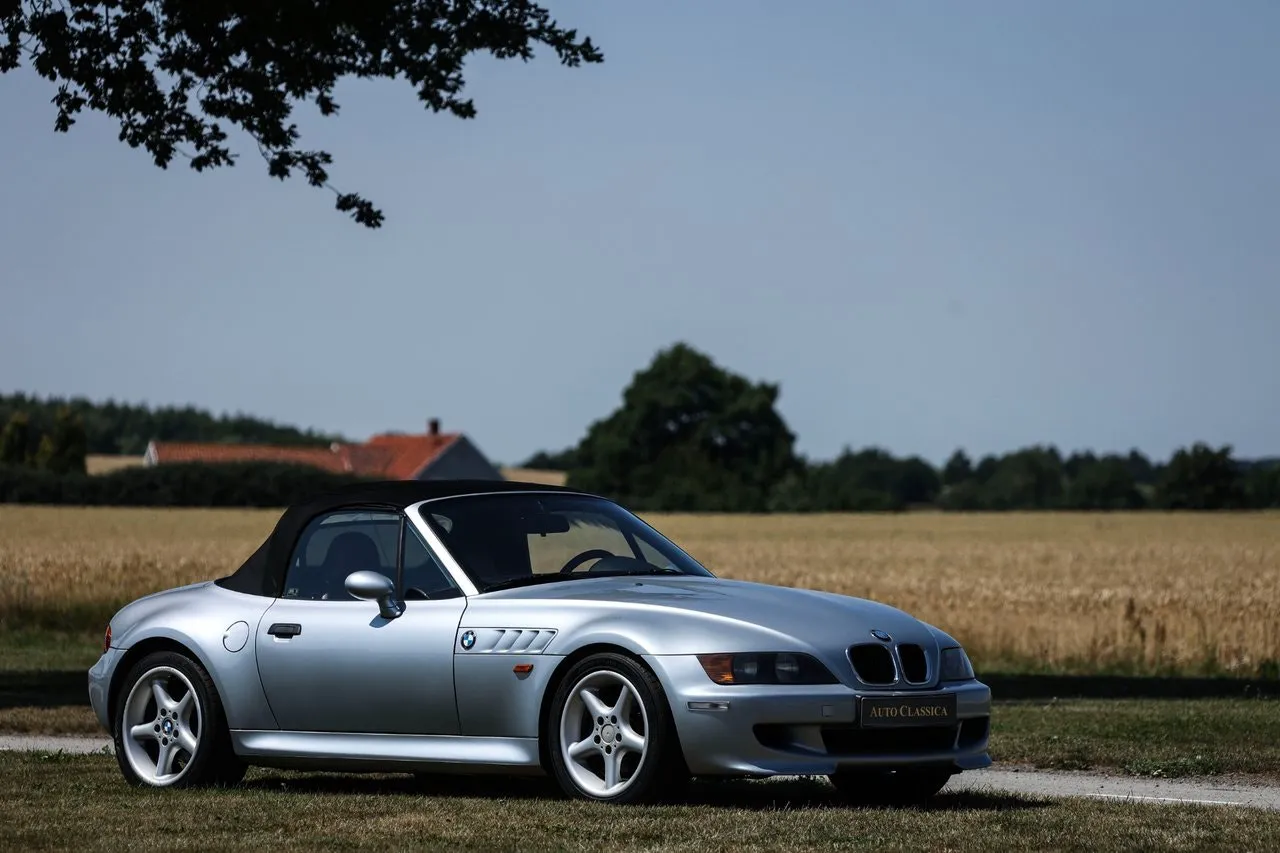 Vehicle image 10
