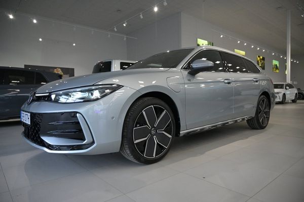 Volkswagen Passat SUPERDEAL- T.O.M 30/9!** eHybrid 272hk R-Line - 2027
