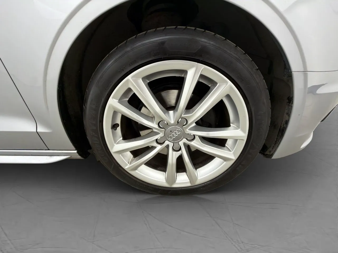 Vehicle image 25