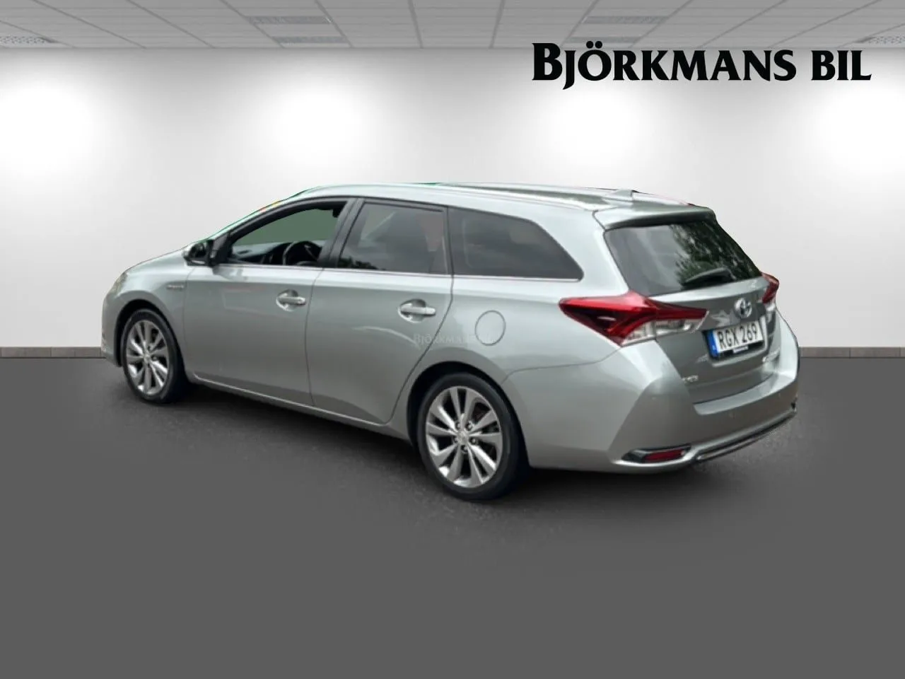 Vehicle image 5