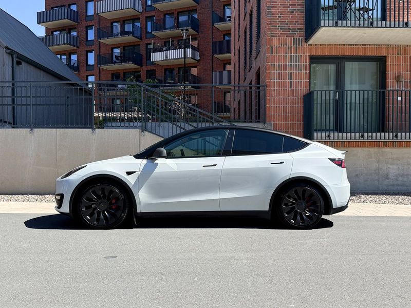 Tesla Model Y bild 2