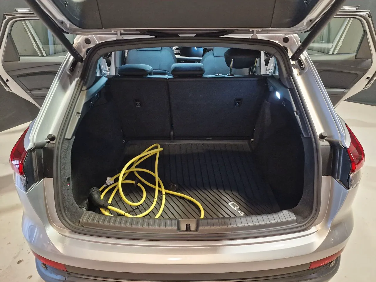 Vehicle image 16