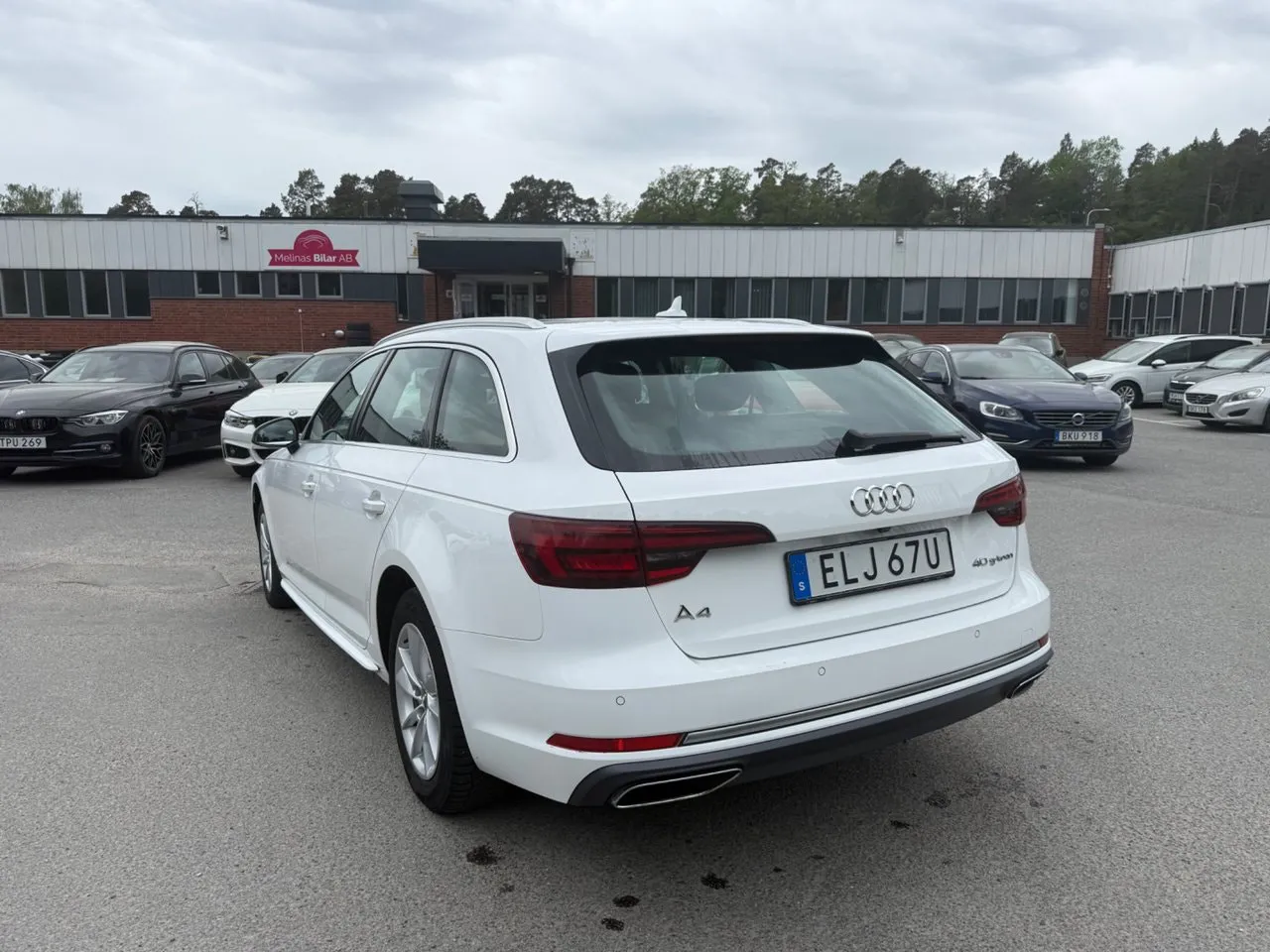 Vehicle image 4