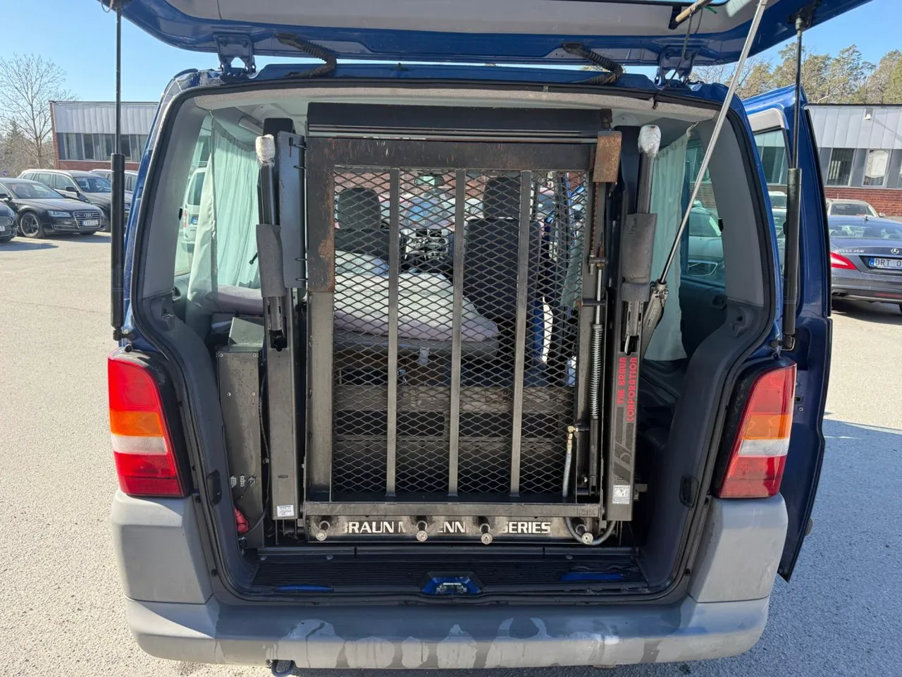 Vehicle image 7