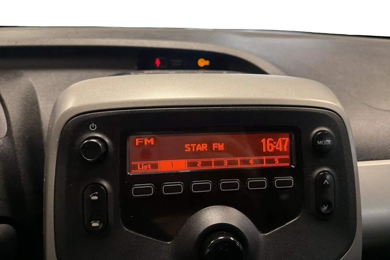 Vehicle image 16