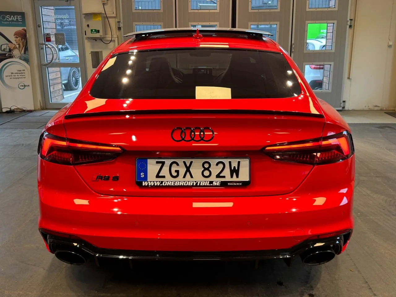 Vehicle image 32