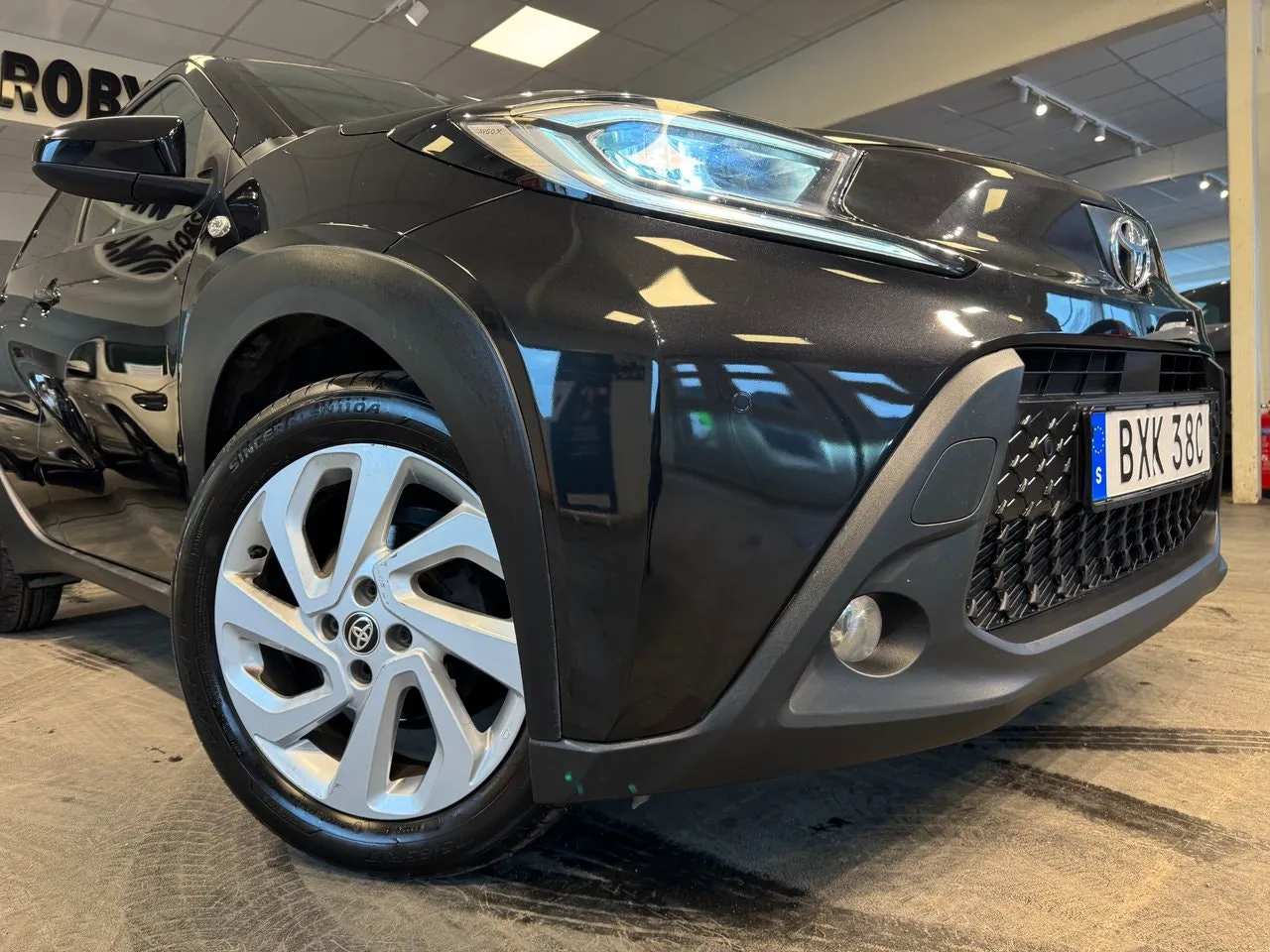 Vehicle image 5