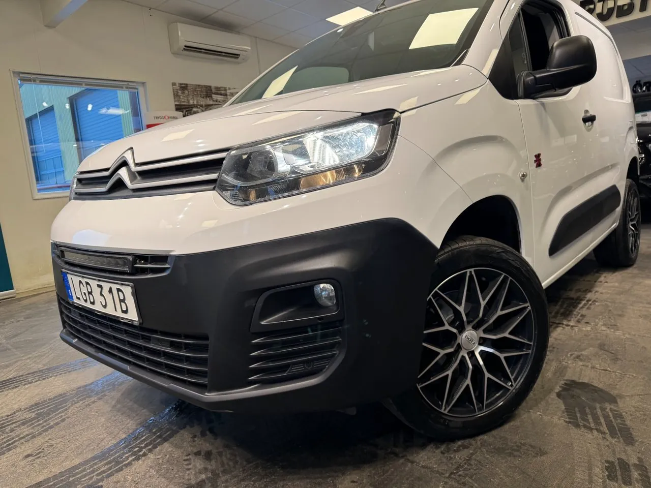 Vehicle image 5