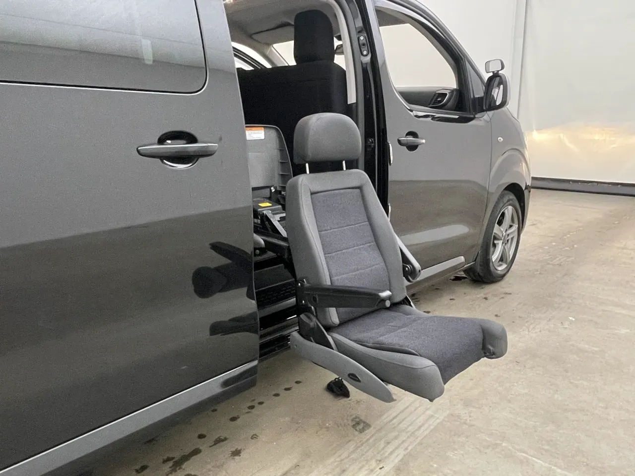 Vehicle image 26
