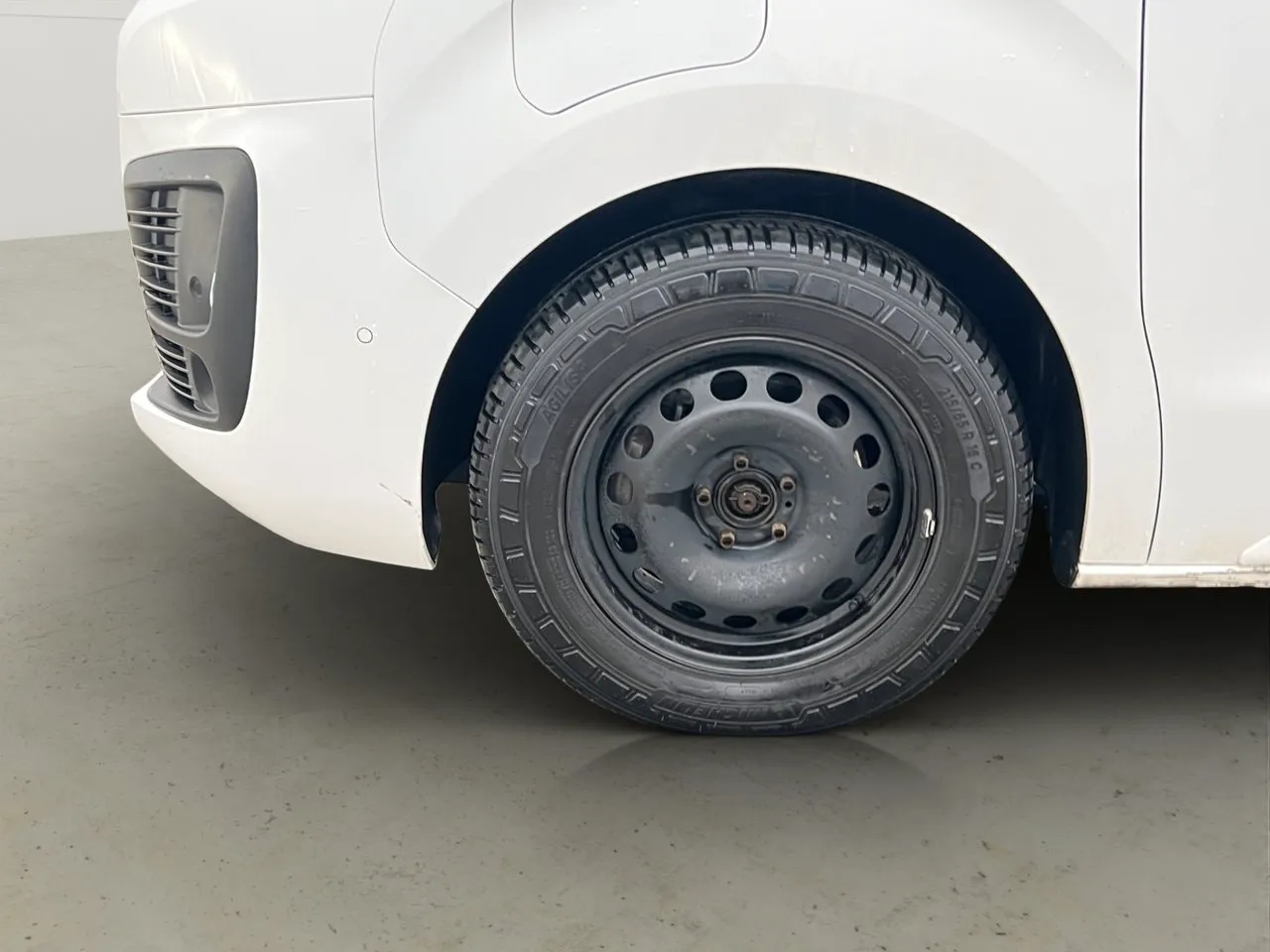 Vehicle image 27