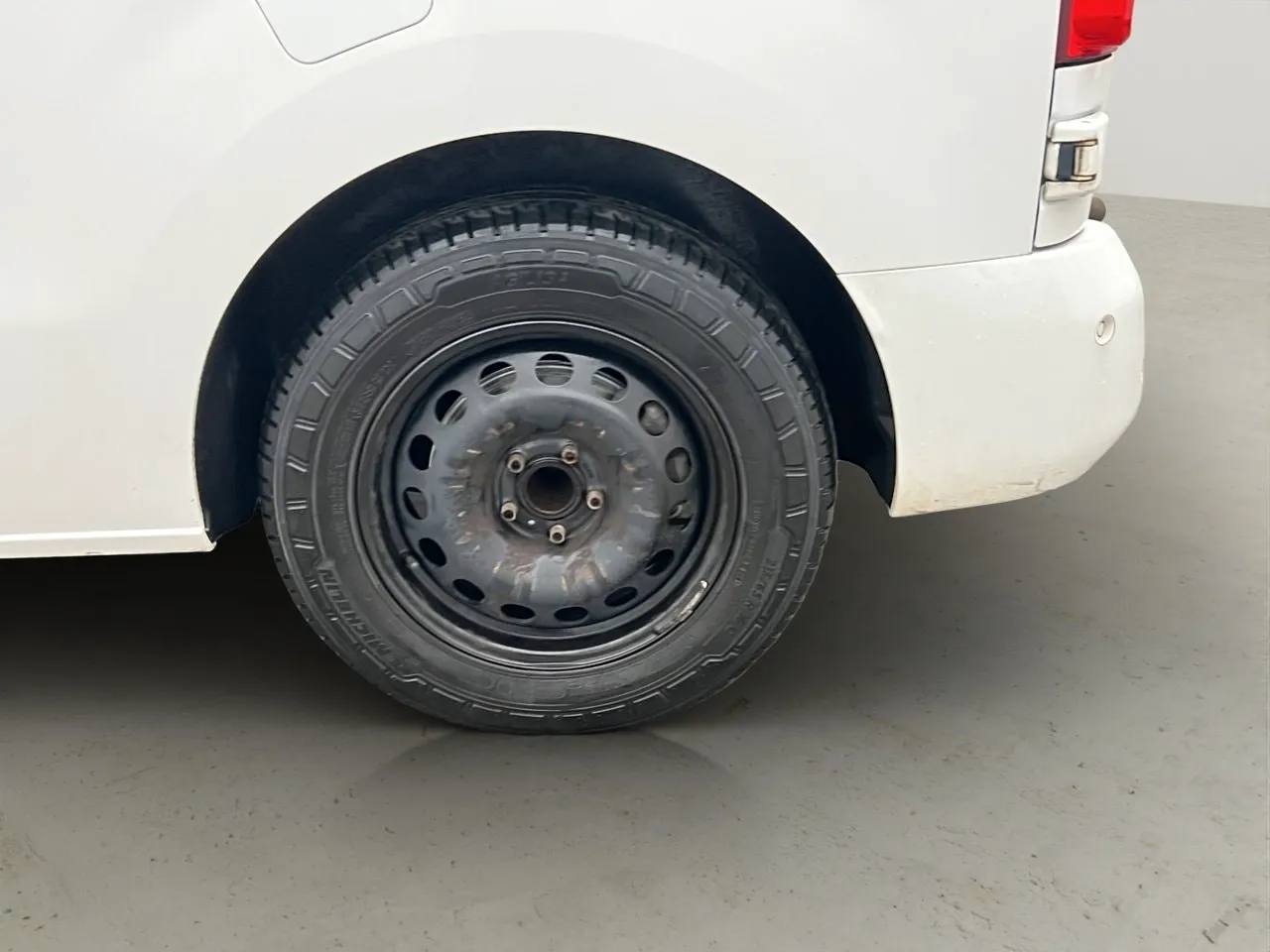 Vehicle image 28