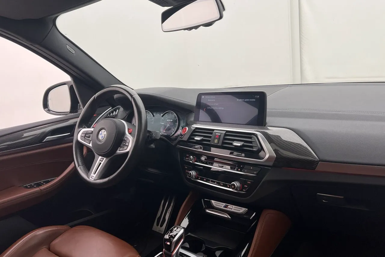 Vehicle image 32