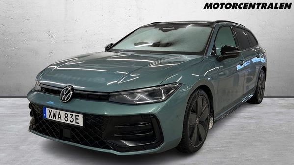Volkswagen Passat Sportscombi R-LINE 2.0TDI 4M//HUD/Panoramasoltak/Värmare - 2025