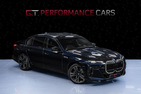 BMW M760 e xDrive MOMS Theatre B&W Executive Drive Pro Pano Sky - 2024
