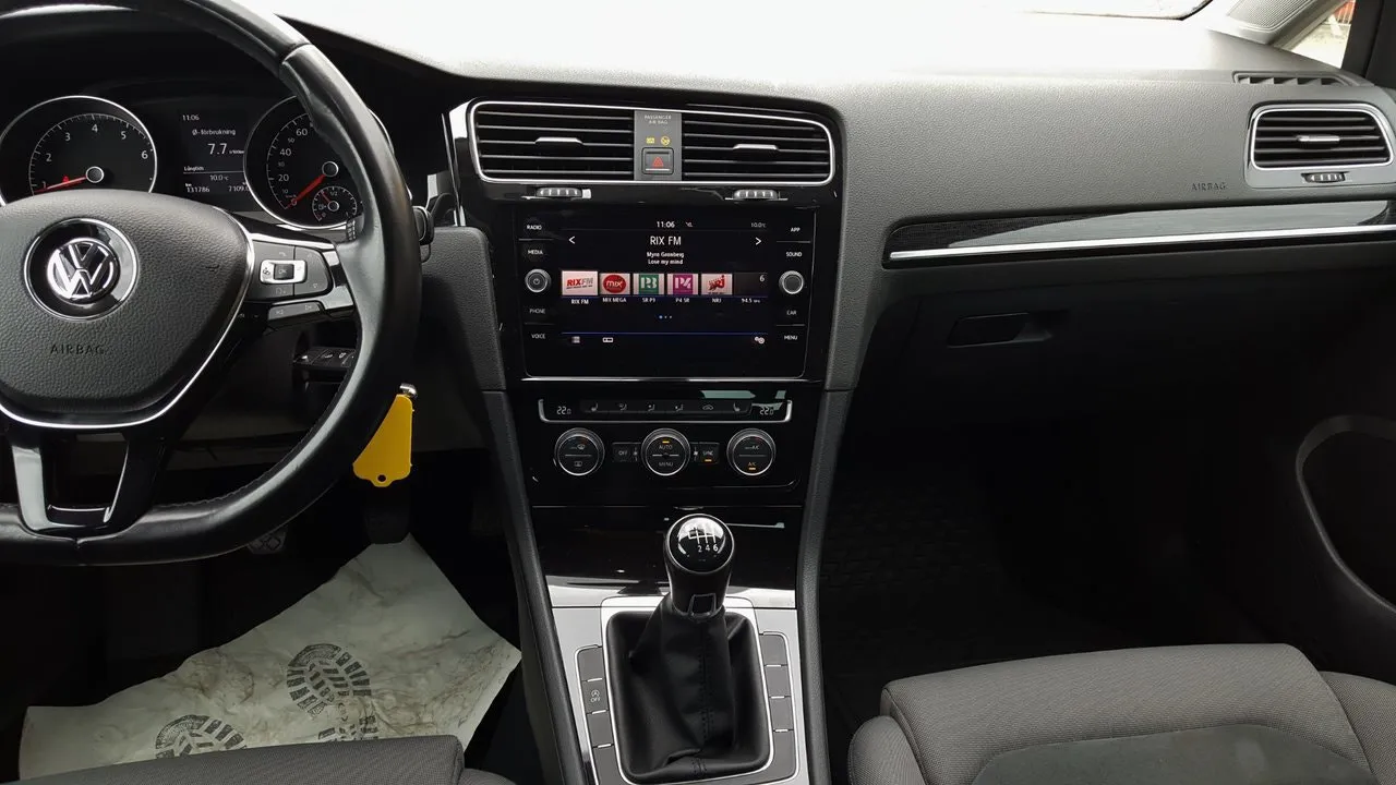 Vehicle image 14