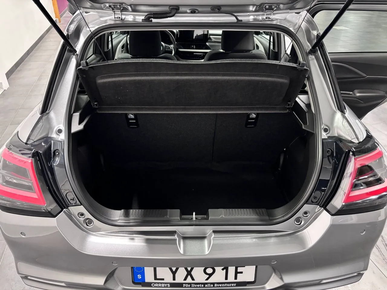 Vehicle image 13