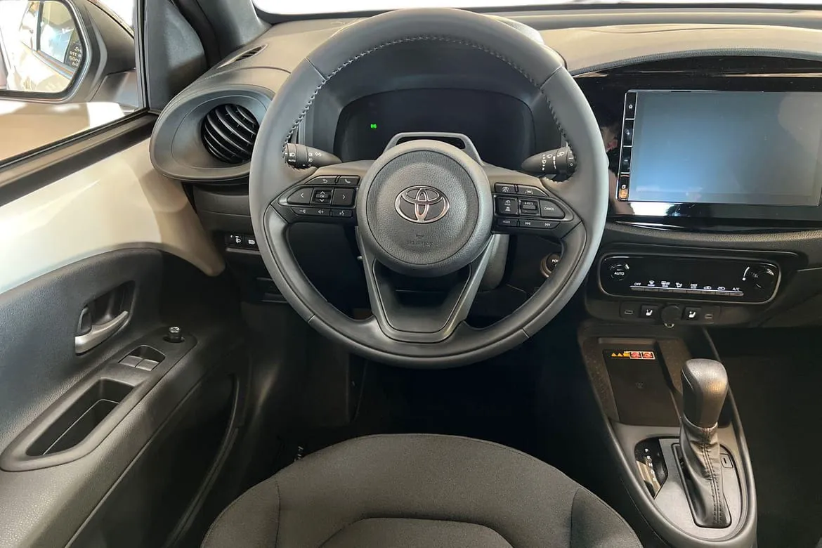 Vehicle image 13
