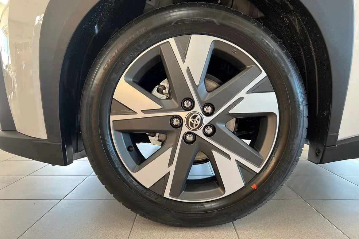 Vehicle image 9