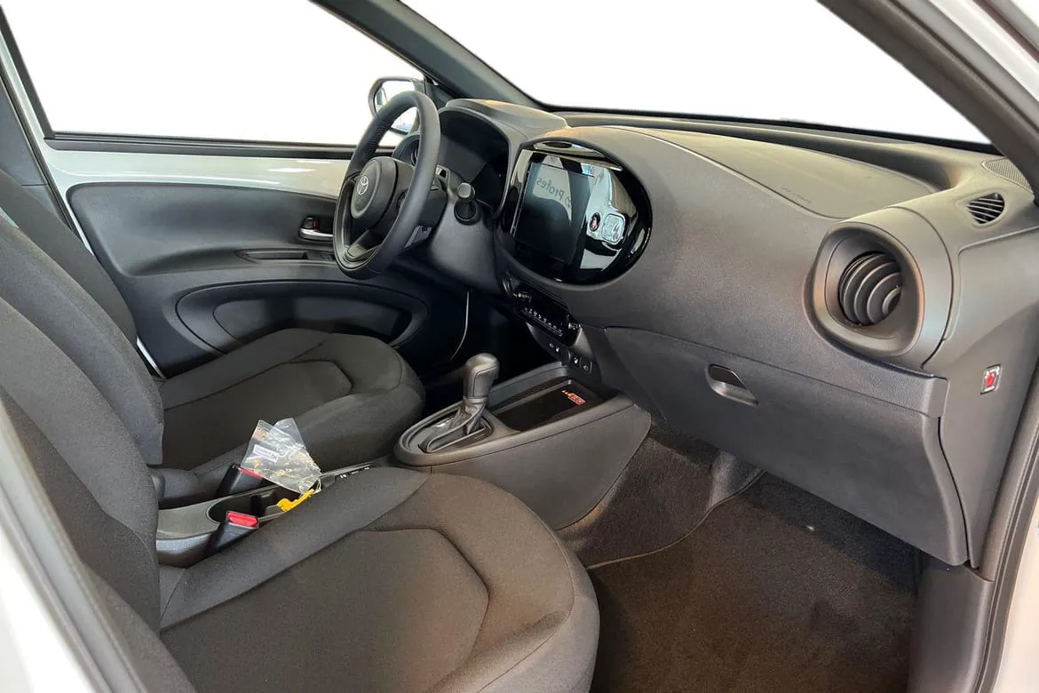 Vehicle image 10