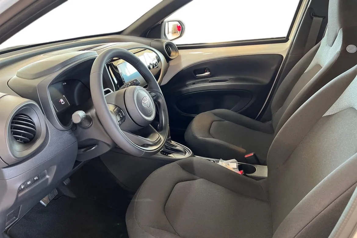 Vehicle image 15